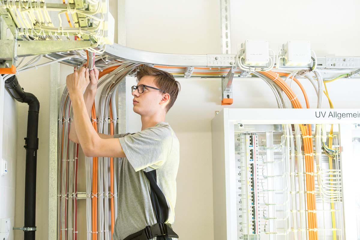 karakun-basel-case-studies-volta-01 Elektroinstallateur auf Baustelle